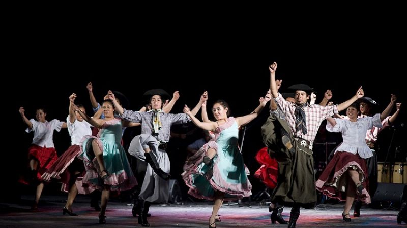 **El Ballet Municipal de Fiambalá rinde homenaje a Lorenza Mamaní en el festival "Camino hacia un Nuevo Sol"**